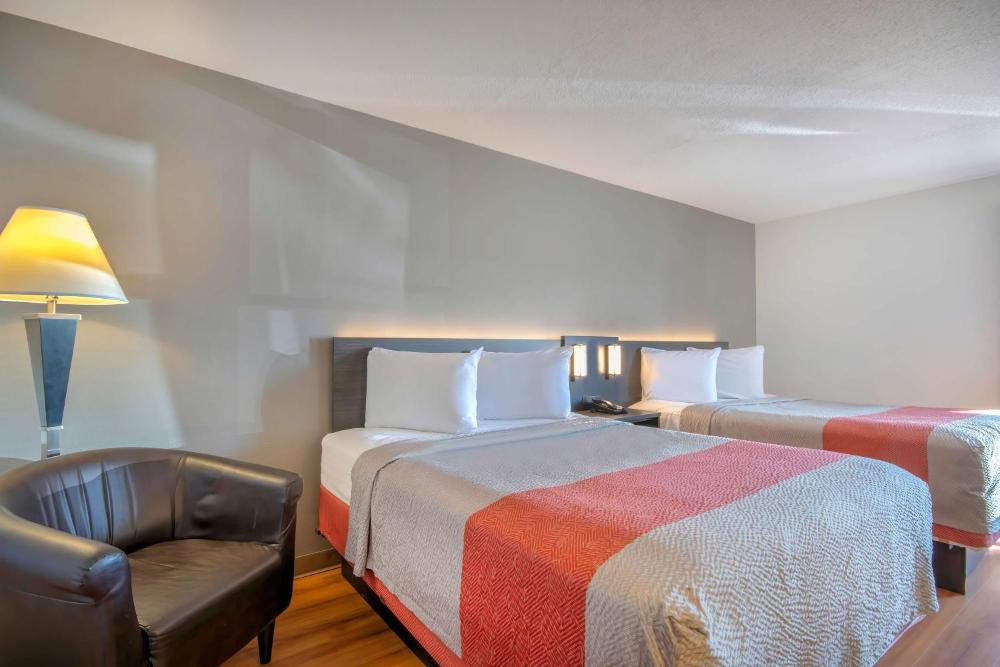 Queen Room with Two Queen Beds - Non-Smoking interior